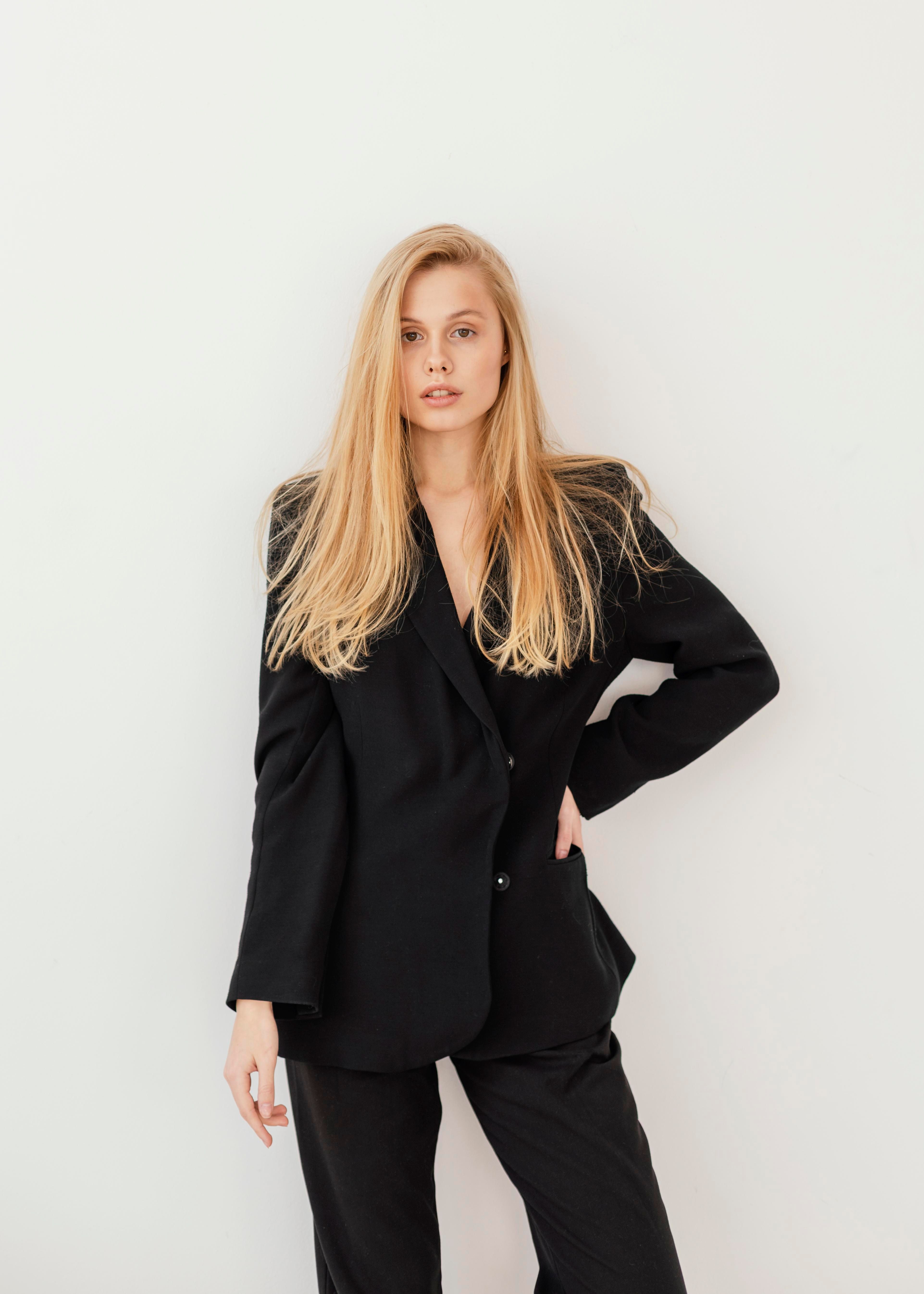 How to Style an Oversized Black Blazer for Every Occasion 